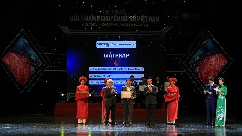 Ông Hoàng Văn Ngọc, Giám đốc Viettel IDC (đứng giữa) nhận giải thưởng tại lễ trao giải chuyển đổi số Việt Nam.